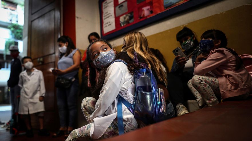 Un grupo de chicos se preparan para ingresar a un colegio de la Ciudad de Buenos Aires, en una fotografía de archivo. EFE/Juan Ignacio Roncoroni