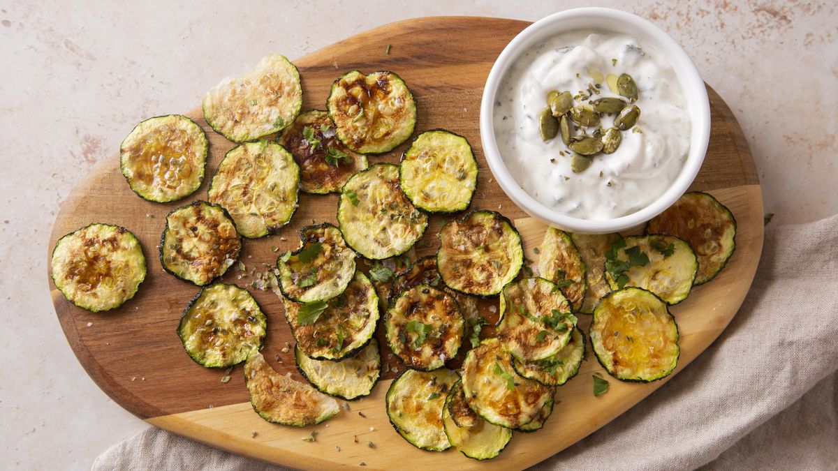 Rodajas de calabacín dorado con alcaparras, frutos secos y aliño cremoso