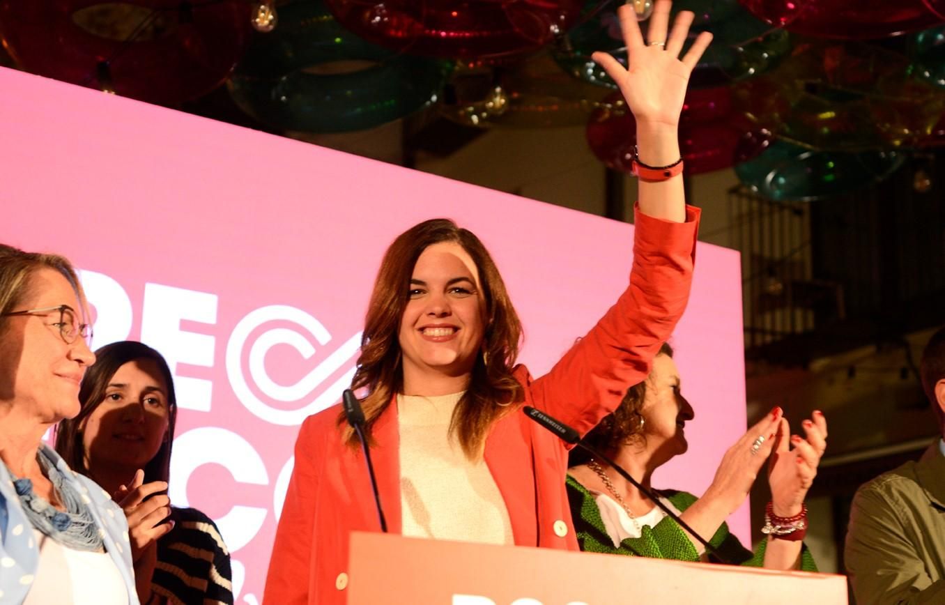 La candidata del PSPV-PSOE a la Alcaldía de Valencia, Sandra Gómez, celebra la victoria tras conocer los resultados de las elecciones.
