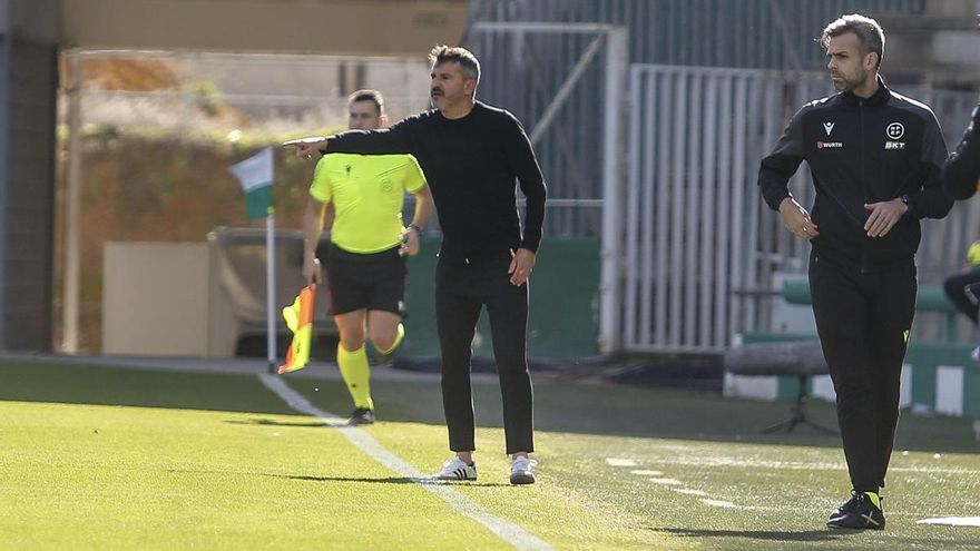 Iván Ania: "Los rivales cambian su estilo por el respeto que le tienen al Córdoba"