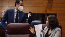 La presidenta de la Comunidad de Madrid, Isabel Díaz Ayuso (d) conversa con el vicepresidente de la Comunidad, Ignacio Aguado (i) antes del comienzo de pleno en la Asamblea de Madrid este miércoles