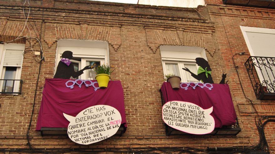 Balcones engalanados por el 8m en Tetuán