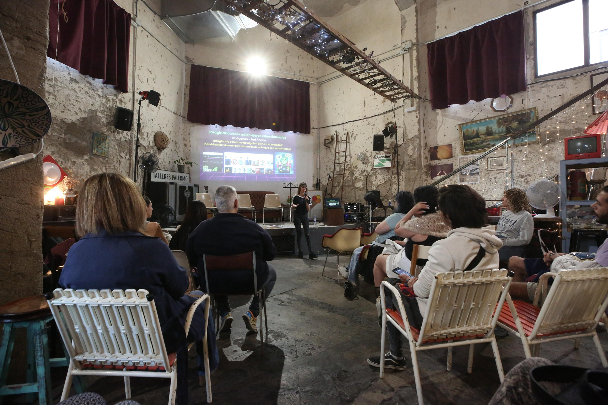 Taller de ciberviolencias machistas impartido por Nadia Martín.