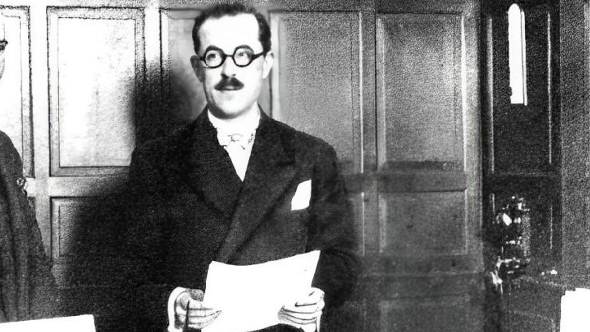 El político leonés Alfredo Nistal (derecha), entonces director general de Correos, junto a un secretario en un recorte de prensa.