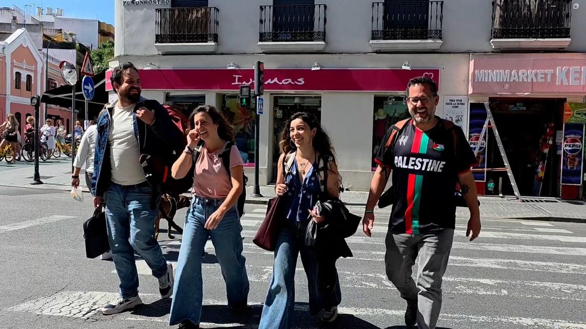 José Ignacio García (a la dcha.), candidato al 17M por Adelante Andalucía, tras desayunar con compañeros del partido.