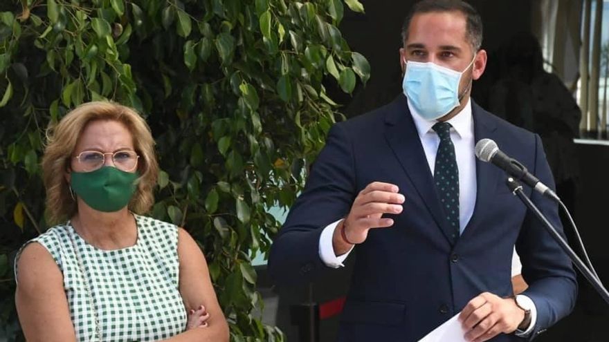 Mercedes Coello, gerente de los Servicios Sanitarios de La Palma,  y Kilian Sánchez, director del Área de Salud de La Palma.