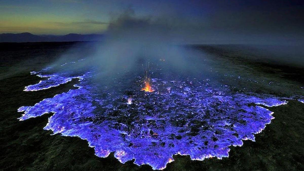 El color azul de la lava del volcán Kawah Ijen es uno de los fenómenos geológicos más insólitos del planeta