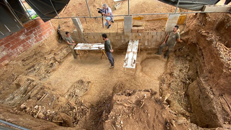 Hallados los restos de los mineros de Huelva traicionados en 1936 en la mayor fosa del franquismo abierta en España