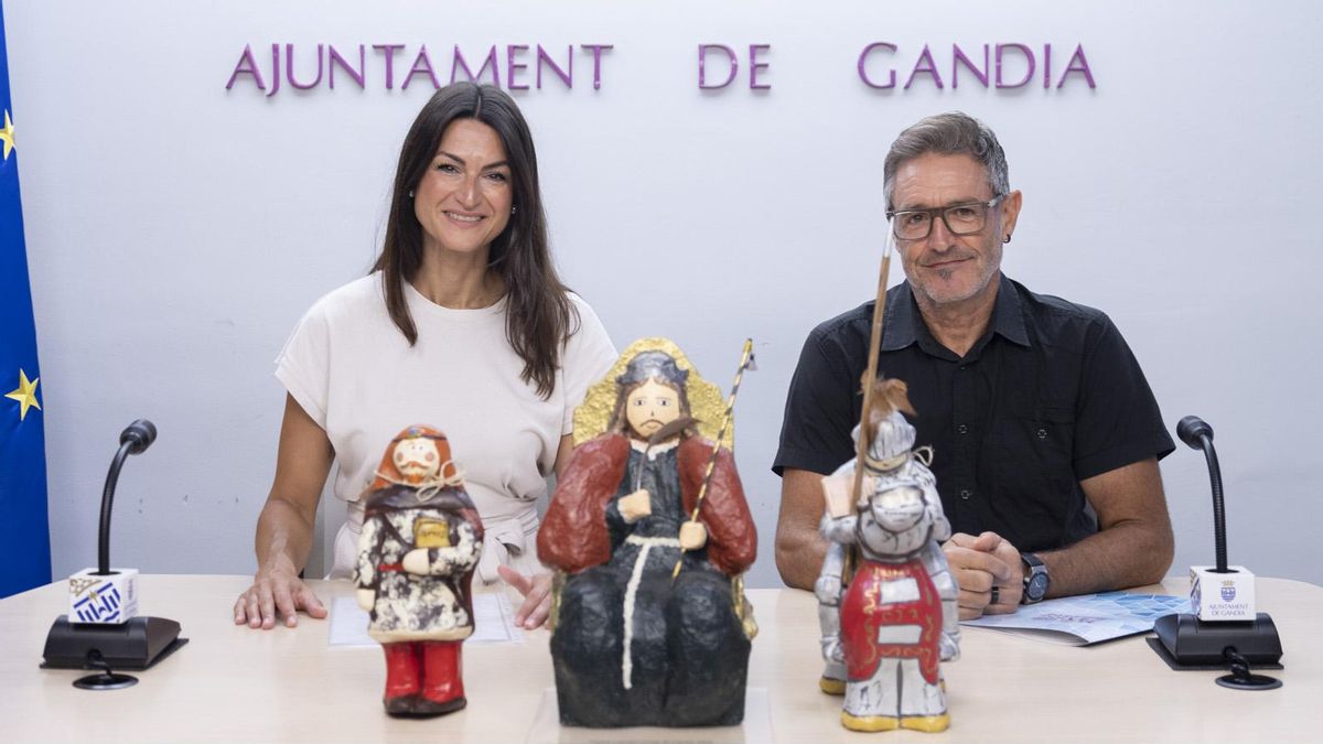 Balbina Sendra i Toni Albiñana han presentat els guardonats del Premis Literaris Ciutat de Gandia.