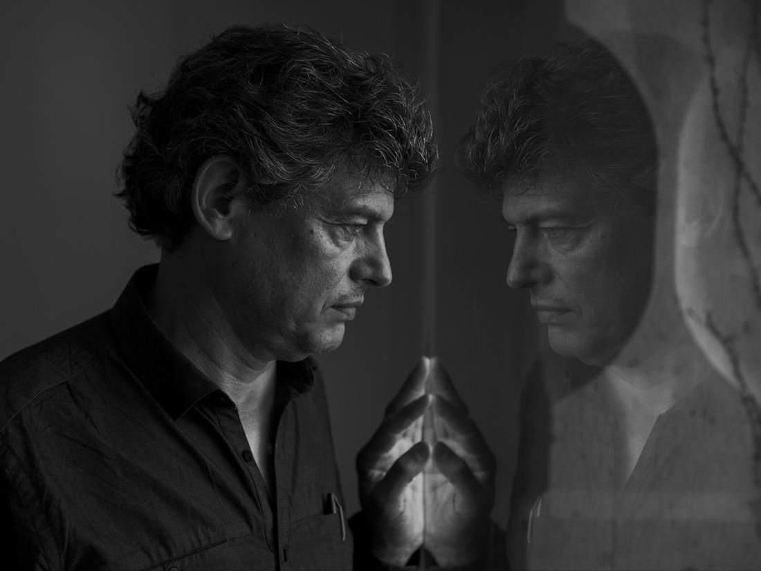 Retrato del fotógrafo José Manuel Ballester (Premio Nacional de Fotografía 2010) con motivo de la inauguración de su exposición "Lux" en el Faro de Cabo Mayor de Santander dentro de las actividades culturales de la UIMP. | FOTO PABLO HOJAS (27/08/2014)