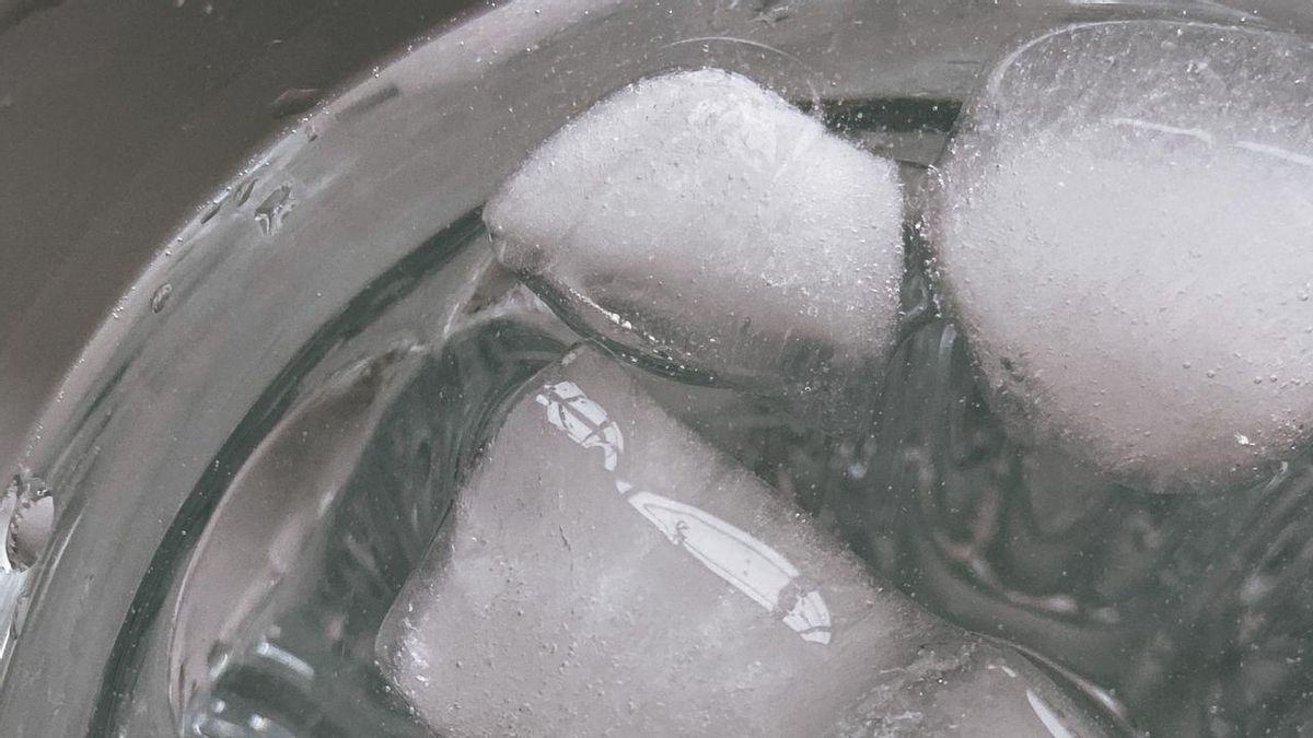 Con un cuenco de agua con hielo podrás pelar los huevos cocidos sin romperlos