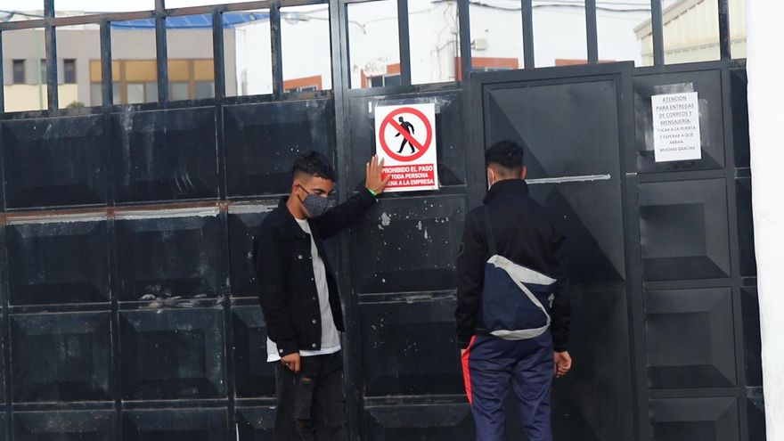 Dos migrantes piden a la seguridad del campamento Canarias 50 que les dejen volver a entrar tras haber sido expulsados