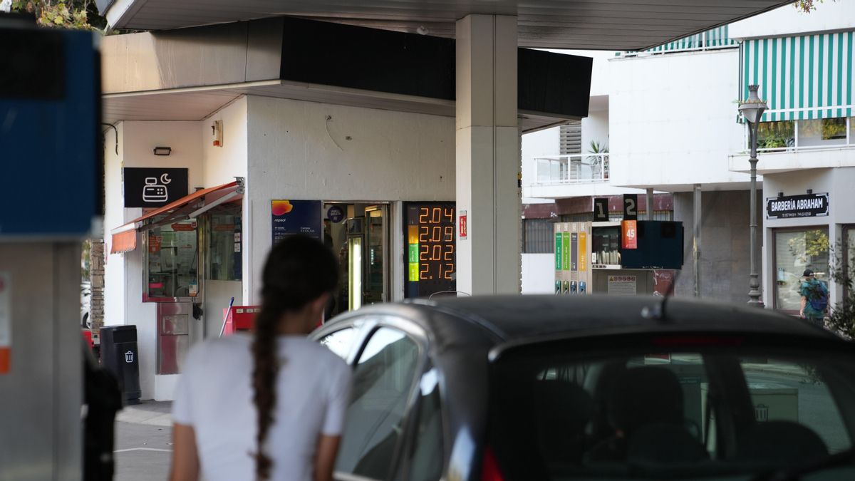 La gasolina y el diésel, por encima de los dos euros