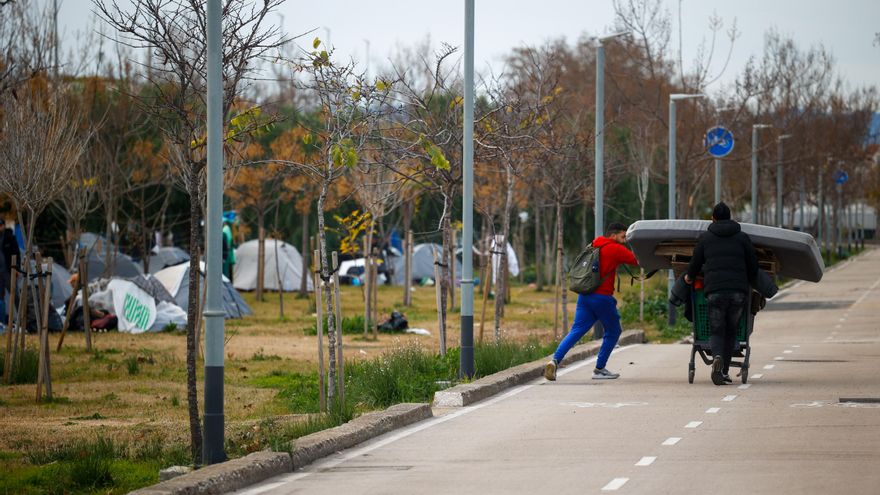 Desalojada “temporalmente” una parte del mayor asentamiento de personas sin hogar en Barcelona por una plaga de ratas