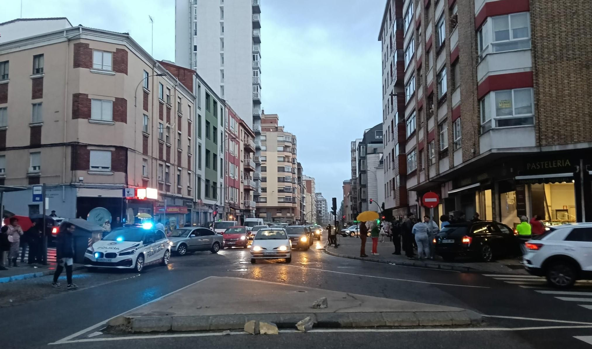 Punto del accidente en la avenida Padre Isla y el caos de tráfico y la expectación que causó.