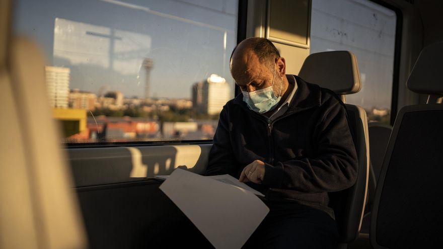 Pinto en el tren a Parla revisando una sentencia