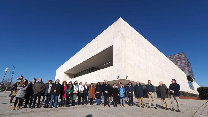 Las Cortes de Castilla y León, presididas por Vox, evitan hablar de “violencia machista” para condenar el crimen de este lunes