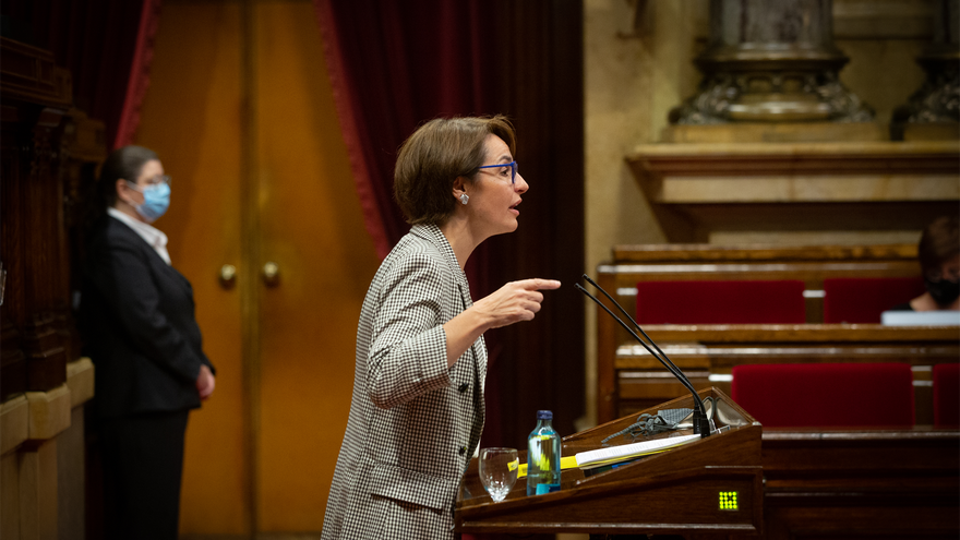 La diputada de ERC Anna Caula, interviene durante un pleno celebrado en el Parlament de Catalunya.