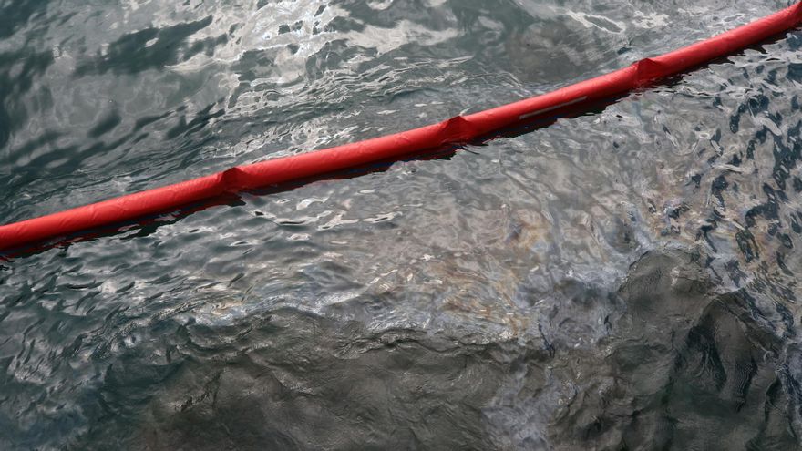 Barreras anticontaminación para frenar posibles fugas del ferry encallado en Agaete hacia las playas.