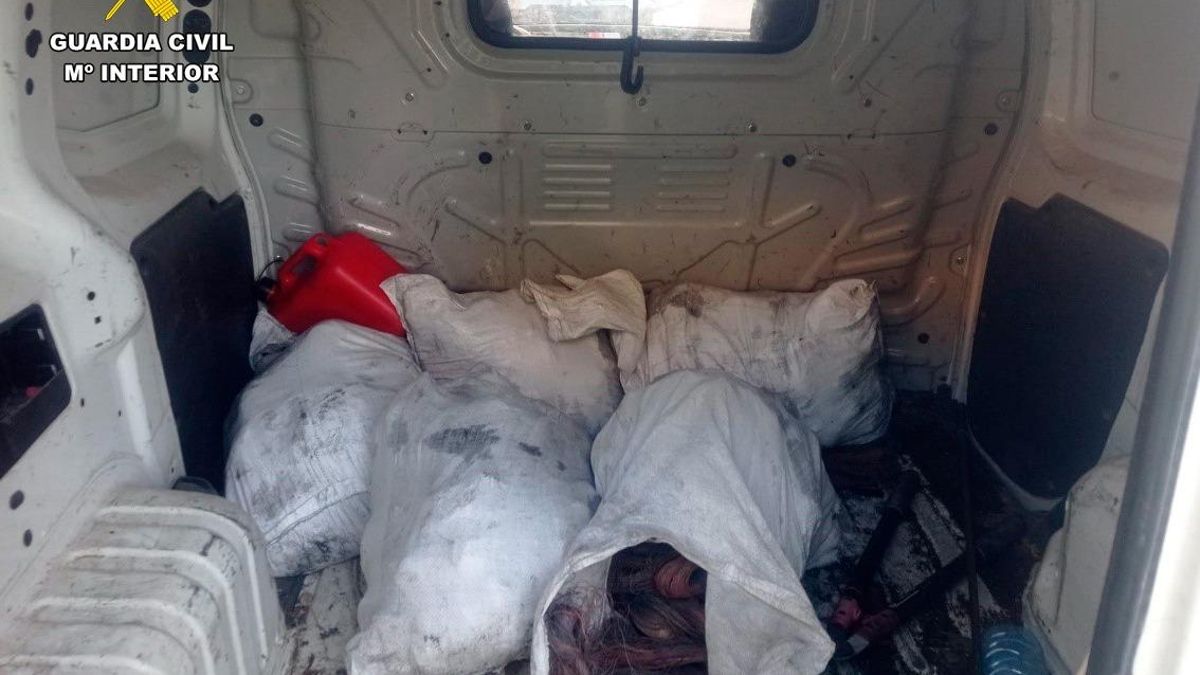 La Guardia Civil intercepta una furgoneta sin ITV y con 100 kilos de cobre que intentó saltarse un control en la A-6