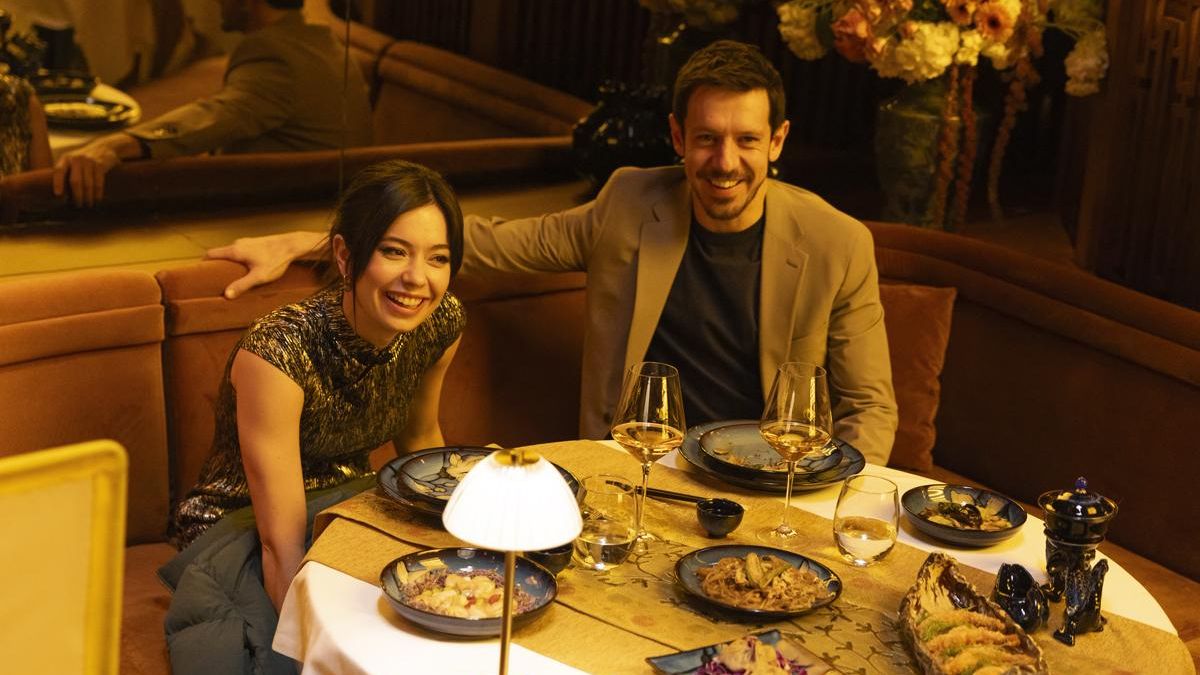 Anna Castillo y Marcel Borràs en la temporada 2 de 'Su Majestad' 