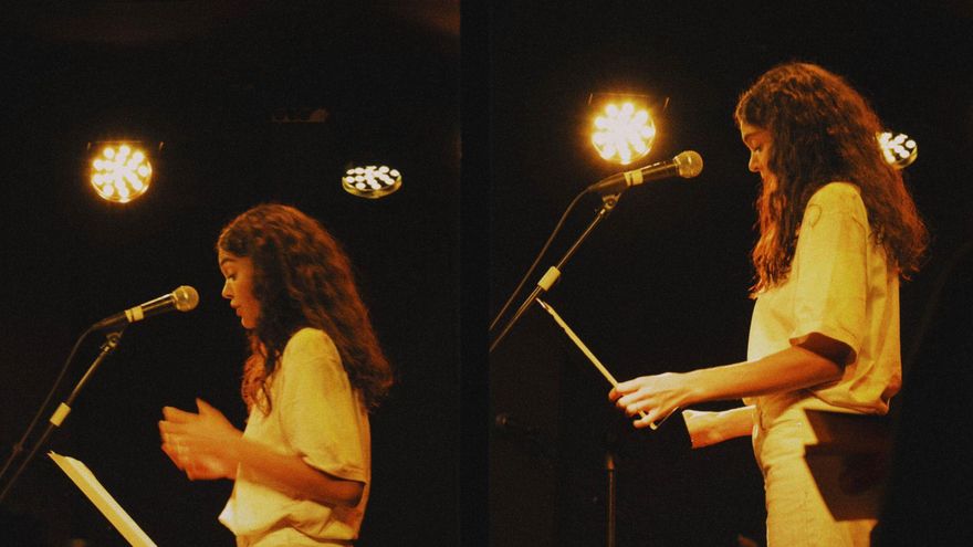 La actriz y creadora Ana Rujas en un micro abierto. Foto: Marina Kaysen.