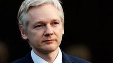 Julian Assange: "Google y Facebook reciben más datos que la NSA"