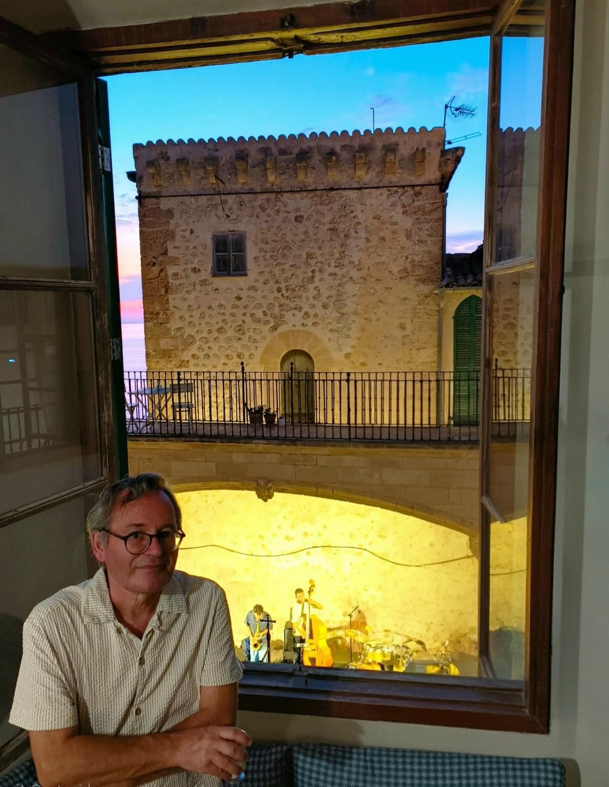 El dibujante Pere Joan, en uno de los salones de Sa Baronia, con el escenario al fondo.