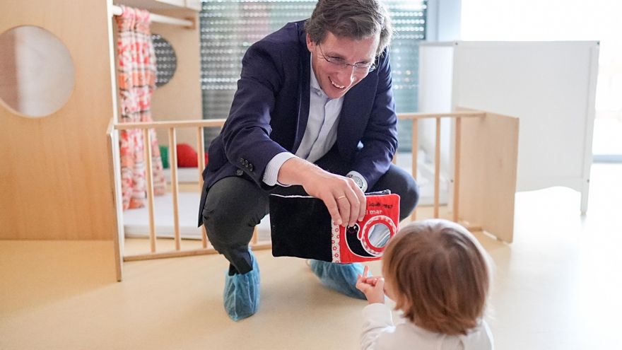 Las medidas del Ayuntamiento de Madrid para la natalidad: cheque de hasta 1.000 euros por bebé y 10% más en becas infantiles