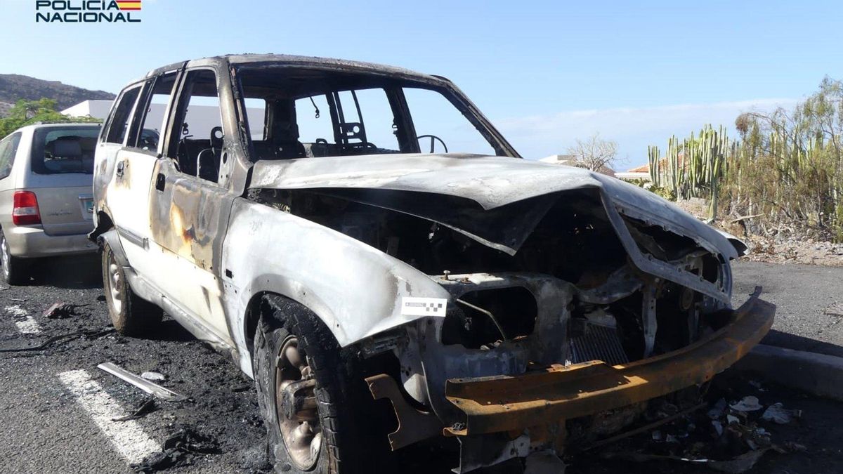 Uno de los vehículos quemados en Adeje