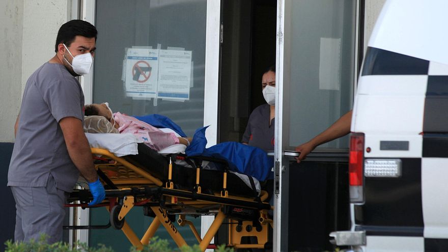Personal de salud ingresan a una mujer afectada por covid-19 al Hospital General, en Ciudad Juárez, estado de Chihuahua (México). EFE/Luis Torres