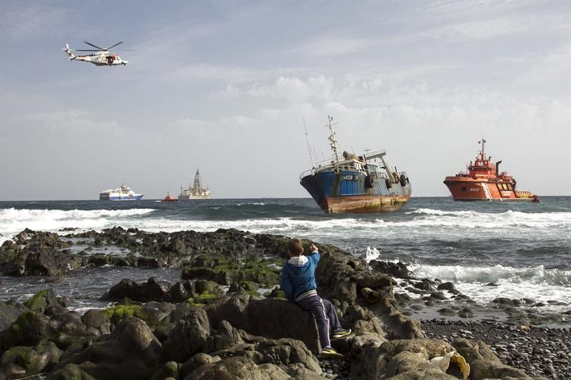 Labores para intentar retirar el buque encallado 'Lian Run'. EFE/Ángel Medina G.