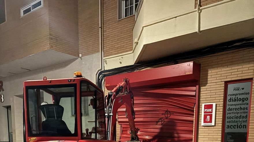 Revientan con una retroexcavadora la puerta de la sede del PSOE en Almendralejo