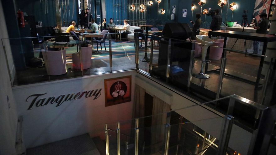 Interior de la discoteca "Marta Cariño", en el centro de Madrid. El ocio nocturno da este lunes un paso más hacia la nueva normalidad con el alivio de medidas restrictivas en varias comunidades autónomas. EFE/David Fernández/Archivo
