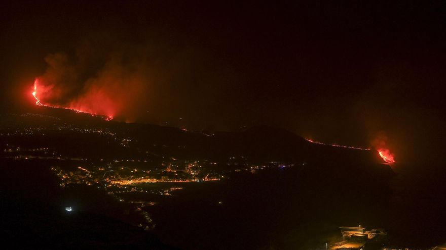 Recorrido de la lava desde el volcán, a la izquierda, hasta el mar, a la derecha