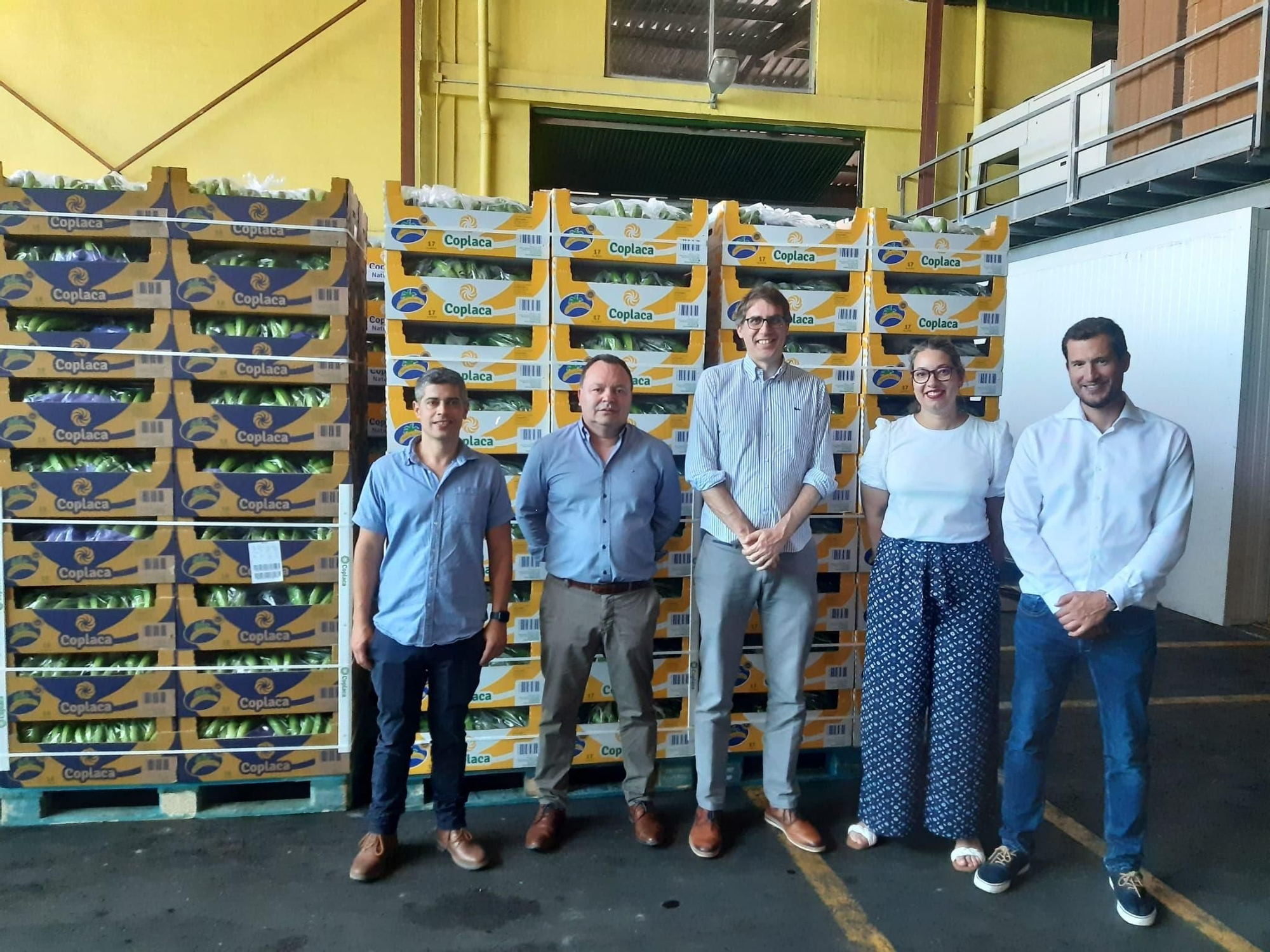 En las distintas imágenes, Saúl Barrio, director de Generación en Canarias, Jonay Hernández, responsable de Sostenibilidad & CSV Proyects y Asensio Redondo, de la empresa ‘Canarias Explosivos SA’, hacen entrega de la urea a los agricultores palmeros en sus propias fincas.