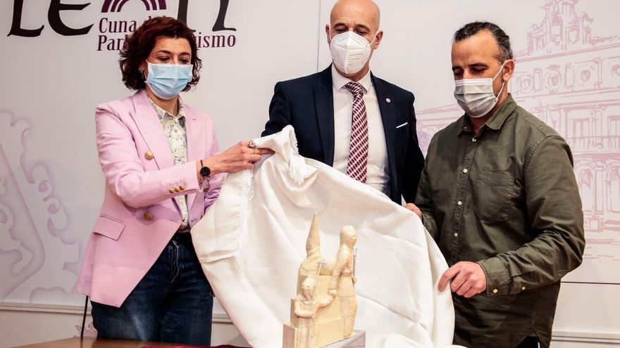 El alcalde de León, José Antonio Diez; la concejala de Promoción Económica, Susana Travesí y el trabajador del Centro de los Oficios, Juan Antonio Cuenca, presentan el futuro monumento a la Semana Santa Leonesa. / Campillo / ICAL