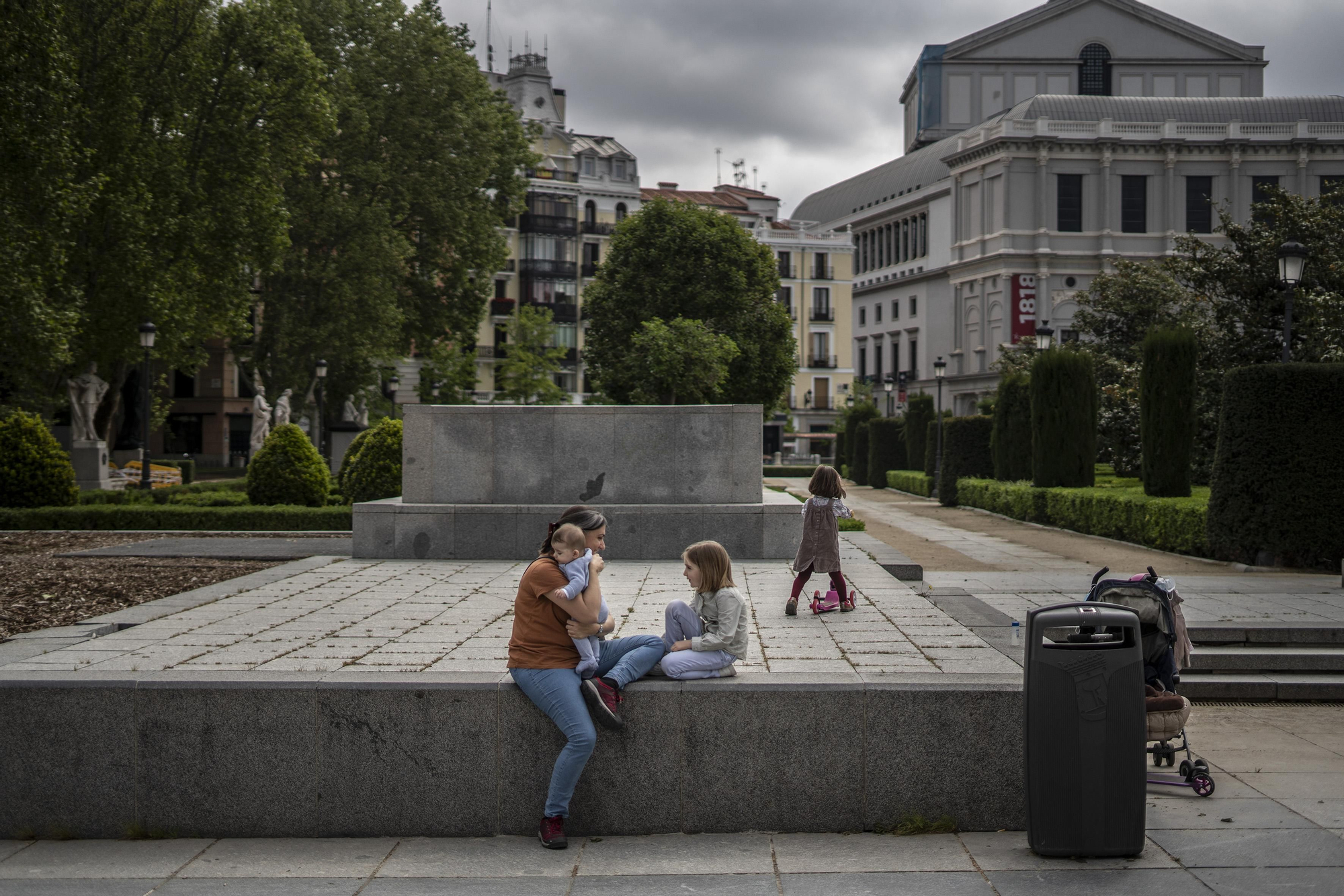 Familia descansa a la sombra en frente de Palacio Real