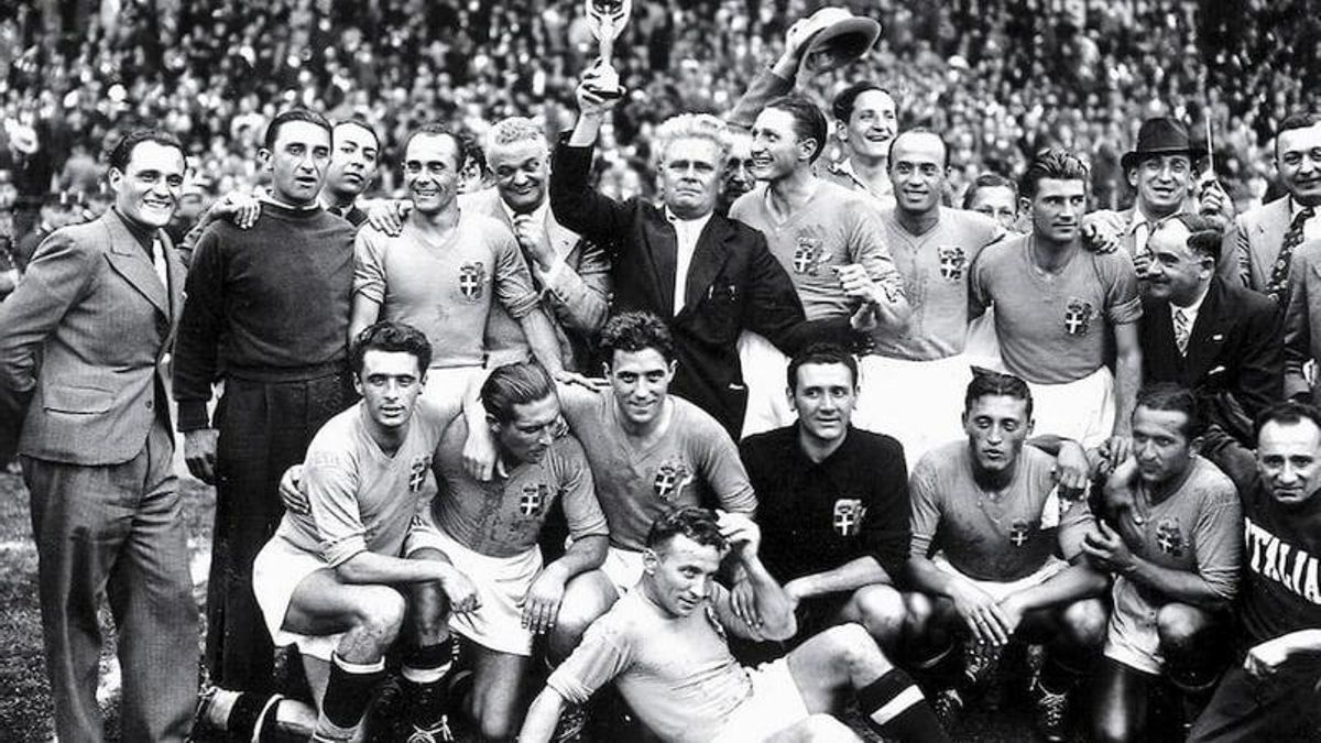 La segunda edición de la Copa del Mundo se celebró en 1934 en la Italia gobernada por Benito Mussolini. El local fue campeón.