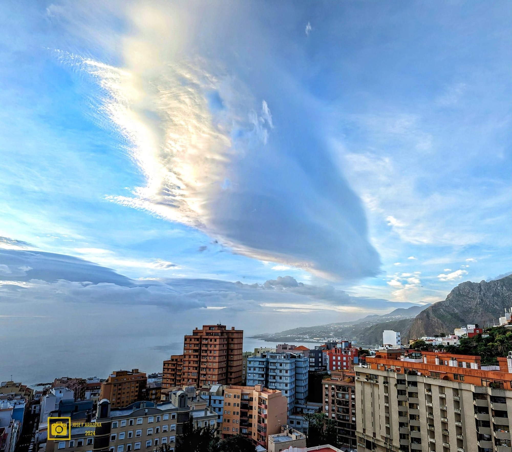 Nube lenticular  en la mañana de este viernes sobre la bahía de Santa Cruz de La Palma.