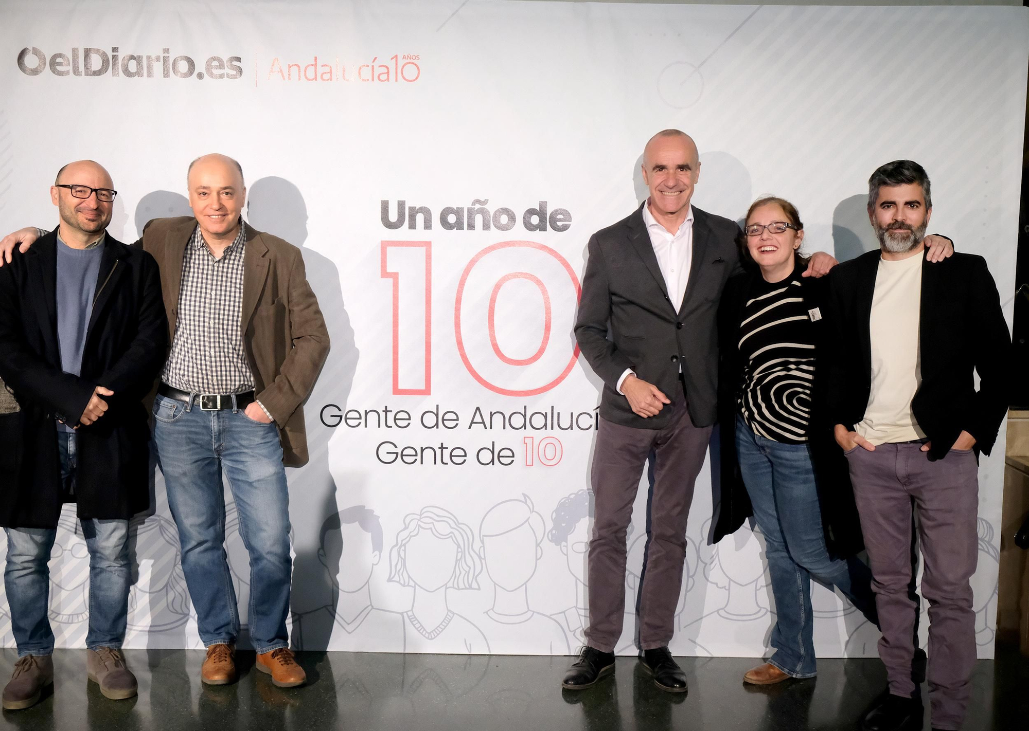 El alcalde, junto a la directora de elDiario.es Andalucía y otros miembros del periódico