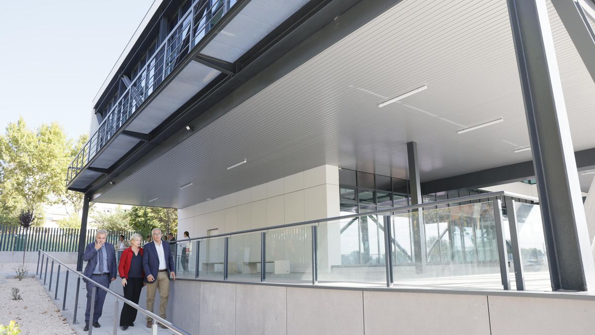 La Junta de Carabanchel propone por unanimidad llamar 'Elvira Lindo' a la nueva biblioteca del distrito