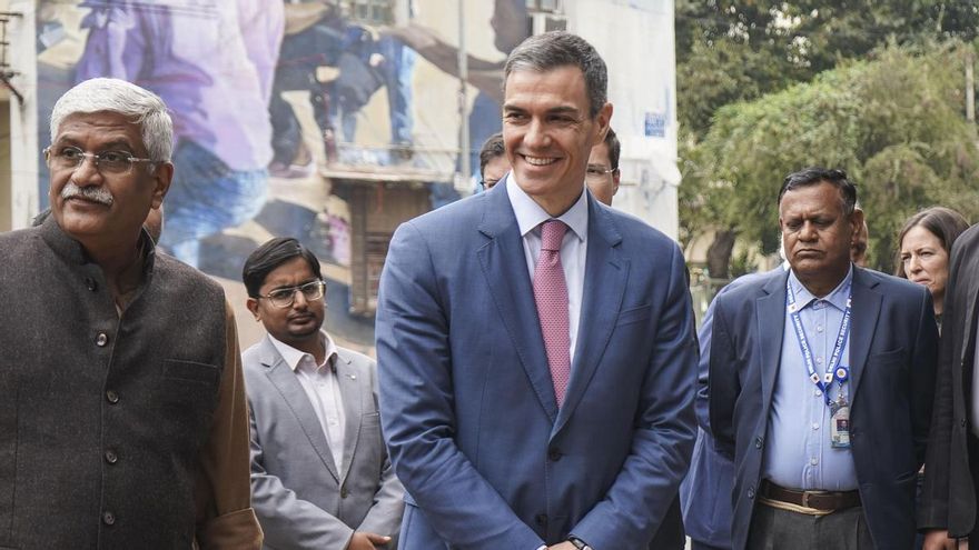 Pedro Sánchez inaugura un mural hispano-indio de arte callejero del artista español Suso33, en el distrito Lodhi de Nueva Delhi, en el marco de su viaje oficial a la India y de las actividades del Año Dual España-India.