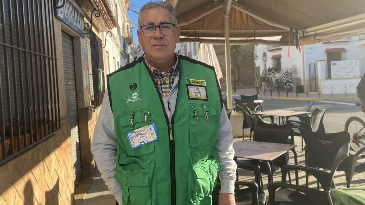 Antonio Pedrosa, vendedor de la ONCE en Iznájar.