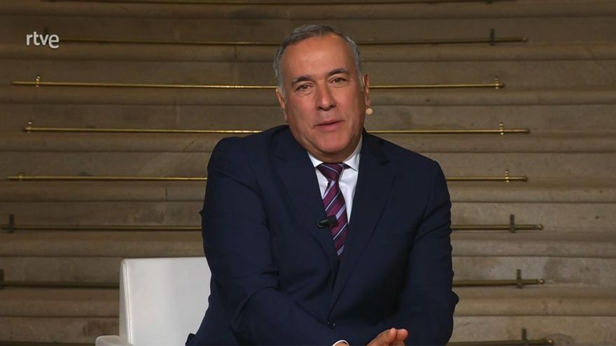 Xabier Fortes cerró su especial en el 24h desde el Pazo de Meirás con el "mejor himno de España con letra"