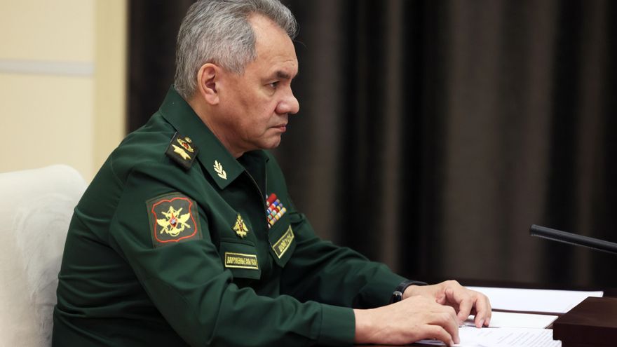 El ministro de Defensa ruso, Sergei Shoigu, se reúne con el presidente ruso, Vladimir Putin, en la residencia estatal Novo-Ogaryovo, en las afueras de Moscú, este 28 de octubre de 2022. EFE/EPA/MIKHAIL METZEL / KREMLIN POOL