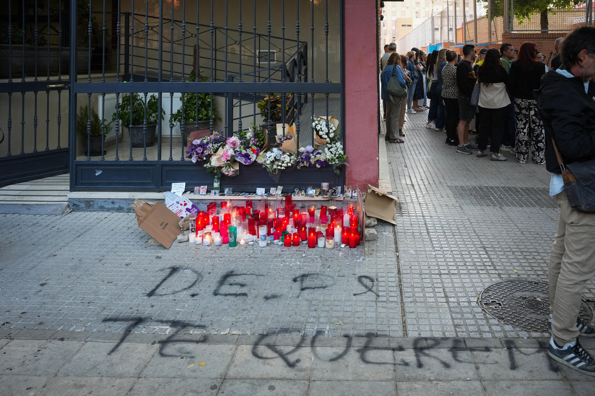 El acto en homenaje a la menor se ha llevado a cabo a las puertas de su domicilio
