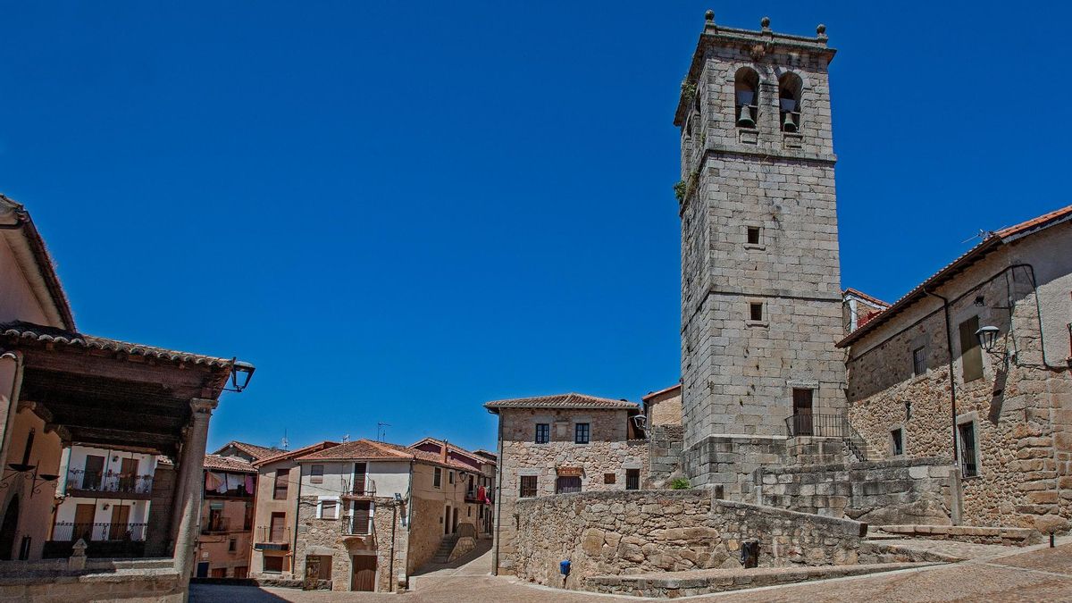 La antigua plaza de armas de su castillo y la antigua alhóndiga conducen al interior de este pequeño pueblo salmantino