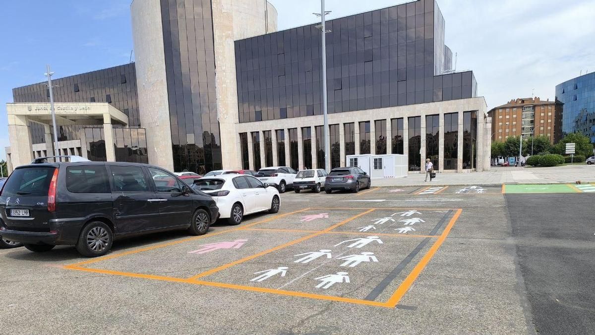 Las plazas se reservan para mujeres y familias numerosas en el parking de la ORA de Eras de Renueva.