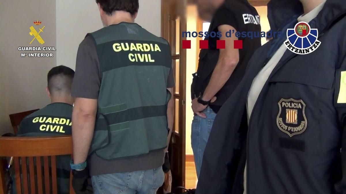 Detenido en Gipuzkoa un menor de 17 años considerado el referente en España de la organización neonazi Red 764